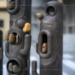 鐵雕藝術(shù)家－王忠龍化腐朽為神奇，結(jié)合舊五金與渾然天成的原石，譜下一曲「幸福樂(lè)章」。